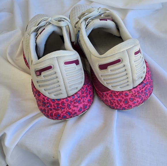 Brooks White and Pink Sneakers - Picture 5 of 6